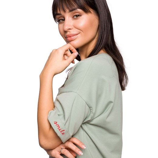B147 T-shirt oversize z dekoltem i haftem - pistacjowy
