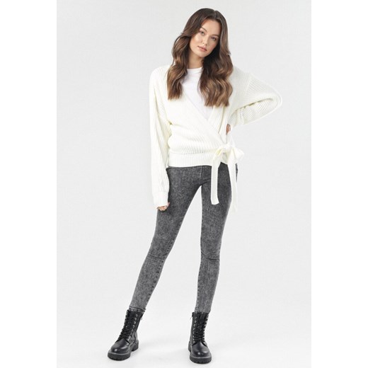 Sweter damski biały Born2be z okrągłym dekoltem 