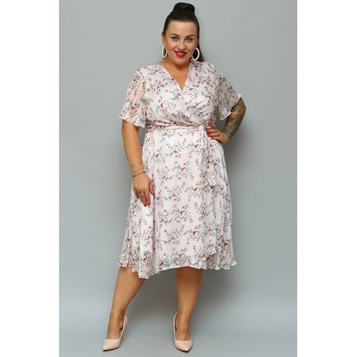 Sukienka na wesele szyfonowa kopertowa rozkloszowana plus size NATALY letnia puder róż w kwiaty Plus Size karko.pl