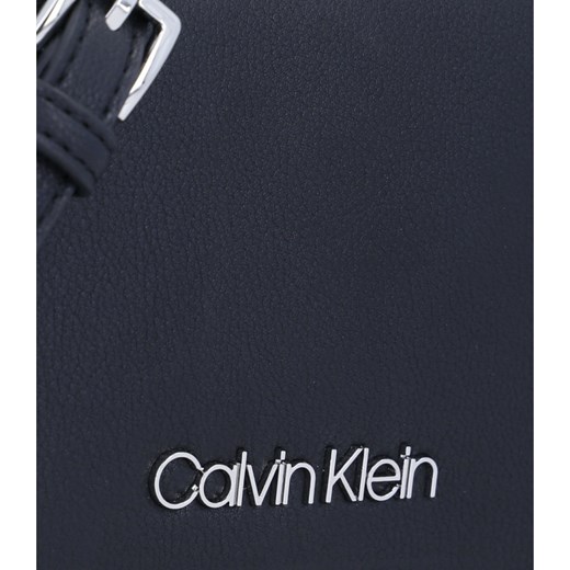 Listonoszka Calvin Klein bez dodatków na ramię elegancka średniej wielkości 