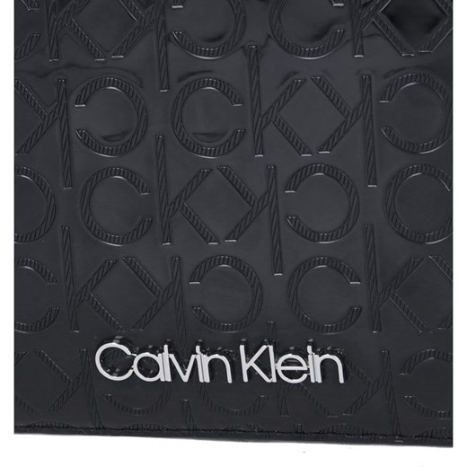 Listonoszka Calvin Klein bez dodatków średniej wielkości lakierowana na ramię 