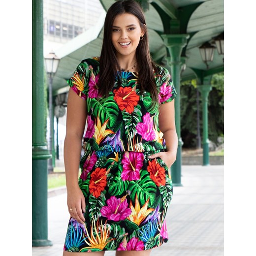 Sukienka dresowa MANAM dzianinowa gumka w talii czarna w duże tropikalne kwiaty i liście palmy Plus Size karko.pl