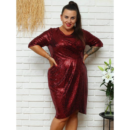 Sukienka cekinowa drapowana ołówkowa JOLKA czerwona z cekinami Plus Size karko.pl