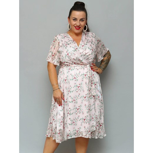 Sukienka na wesele szyfonowa kopertowa rozkloszowana plus size NATALY letnia puder róż w kwiaty Plus Size karko.pl