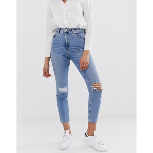 ASOS DESIGN Farleigh – Niebieskie dopasowane jeansy mom z podwyższonym stanem, rozdarciem na kolanie, ozdobną łatą i efektem sprania vintage W26 L32 Asos Poland