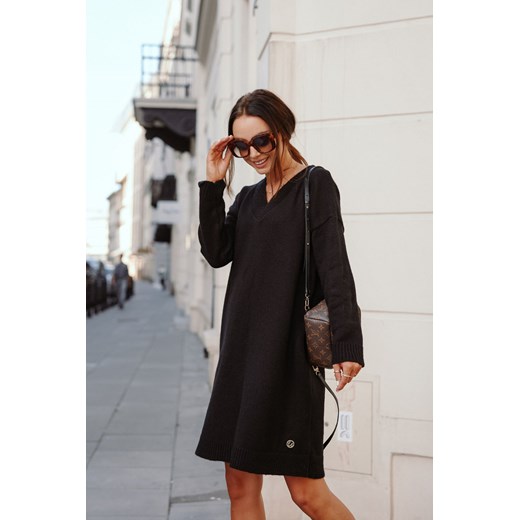 Swetrowa sukienka z dekoltem LS301 czarny Lemoniade Uniwersalny Świat Bielizny