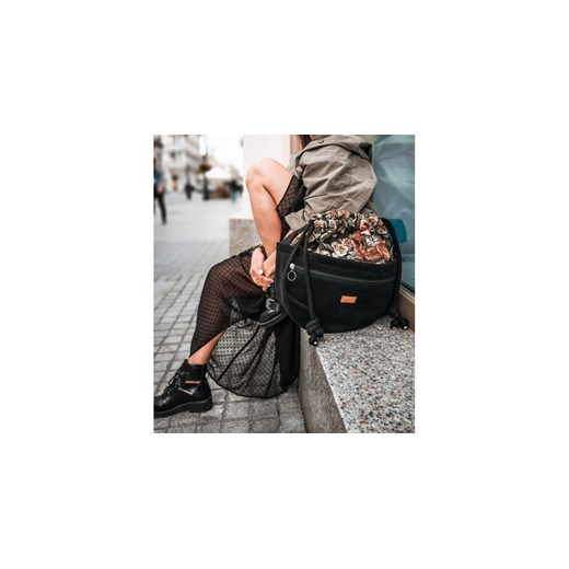 Torebka listonoszka "CROSSERKA", czarna w kwiaty Mebags średnia me&BAGS