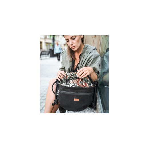 Torebka listonoszka "CROSSERKA", czarna w kwiaty Mebags średnia me&BAGS