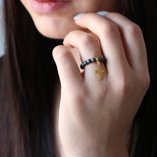 Złoty pierścionek elastyczny hematyt matowy z ozdobnym krzyżykiem- srebro 925 pozłacane 13(16,8mm) - 16(17,8mm) coccola.pl