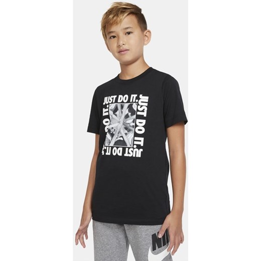 T-shirt dla dużych dzieci (chłopców) Nike Sportswear - Czerń Nike S wyprzedaż Nike poland