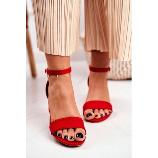 Czerwone sandały damskie Bugo z zamszu 