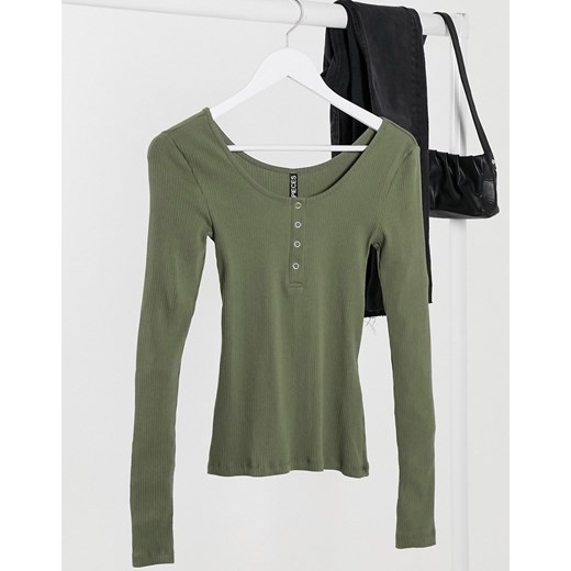 Pieces – T-shirt w kolorze khaki z długim rękawem i guziczkami-Zielony Pieces XS Asos Poland