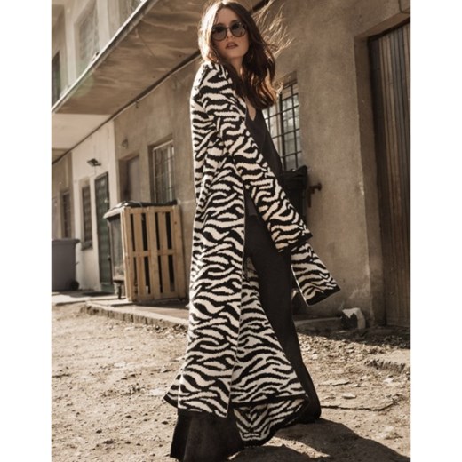 Sweter w graficzny print w zebrę Bienkovska ONESIZE showroom.pl