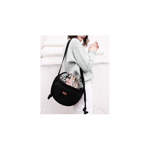 Torebka listonoszka "CROSSERKA", czarna w kwiaty Mebags średnia me&BAGS