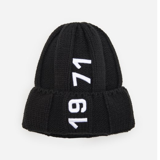 Reserved - Ciepła prążkowana czapka z podwiniętym brzegiem i haftem - Czarny Reserved ONE SIZE Reserved