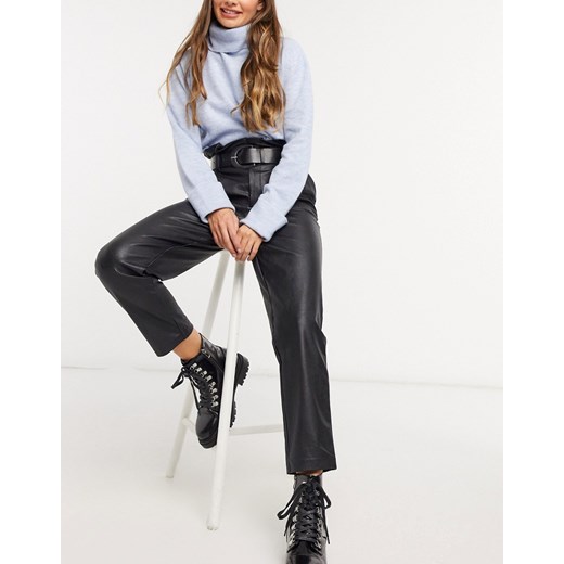 Stradivarius – Czarne spodnie z imitacji skóry z talią paperbag-Czarny 36 Asos Poland