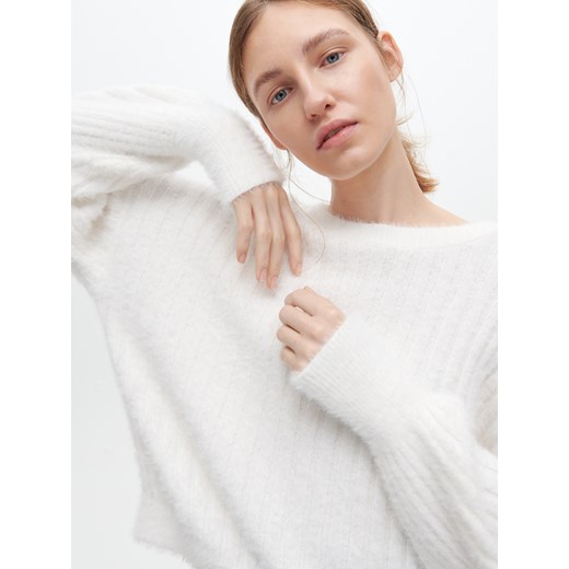 Sweter damski Reserved z dzianiny biały z okrągłym dekoltem casualowy bez wzorów 