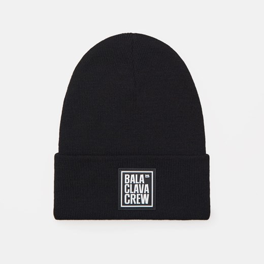 Cropp - Czarna czapka beanie z naszywką - Biały Cropp Uniwersalny Cropp