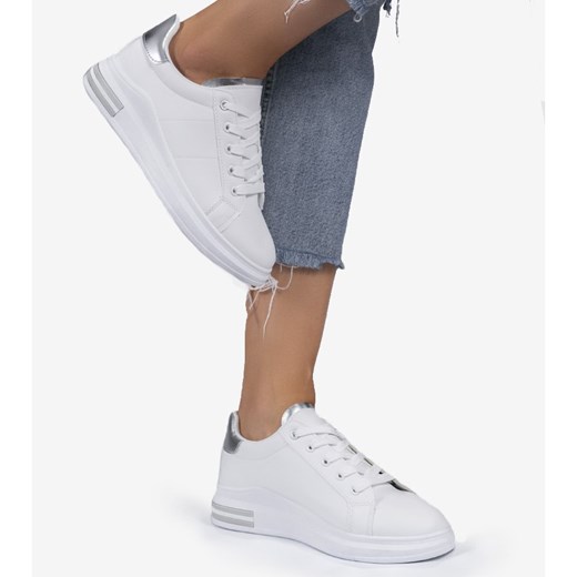 Buty sportowe damskie młodzieżowe białe z tkaniny sznurowane na płaskiej podeszwie 