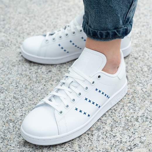 Białe buty sportowe dziecięce Adidas na wiosnę 