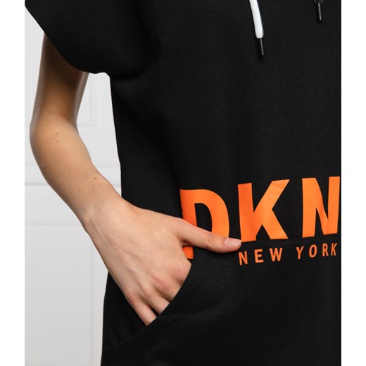 Sukienka DKNY z krótkim rękawem mini czarna z napisami 