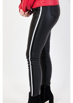 Czarne spodnie plus size skórkowe z lampasami ze sklepu olika.com.pl w kategorii Spodnie damskie - zdjęcie 102739298