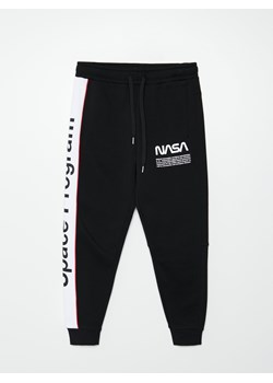 Cropp - Joggery z nadrukiem NASA - czarny ze sklepu Cropp w kategorii Spodnie męskie - zdjęcie 102858776