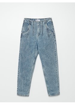 Cropp - Mom jeans z efektem sprania - niebieski ze sklepu Cropp w kategorii Jeansy damskie - zdjęcie 106299626