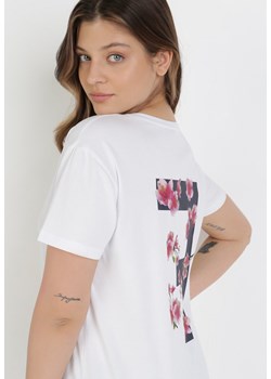 Biały T-shirt Nedathilei ze sklepu Born2be Odzież w kategorii Bluzki damskie - zdjęcie 108764705