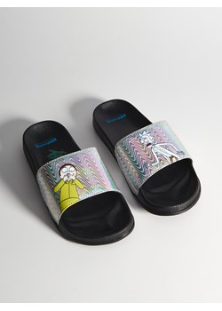 Cropp - Klapki Rick and Morty - czarny ze sklepu Cropp w kategorii Klapki damskie - zdjęcie 109001595