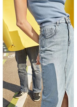 Ołówkowa spódnica midi z jeansu
