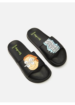 Cropp - Klapki Rick and Morty - czarny ze sklepu Cropp w kategorii Klapki męskie - zdjęcie 112321686