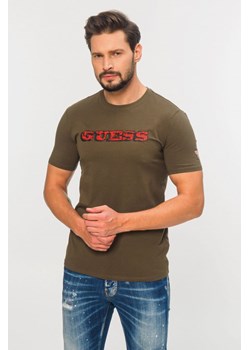 GUESS -  zielony t-shirt męski z czerwonym logo ze sklepu outfit.pl w kategorii T-shirty męskie - zdjęcie 113933897