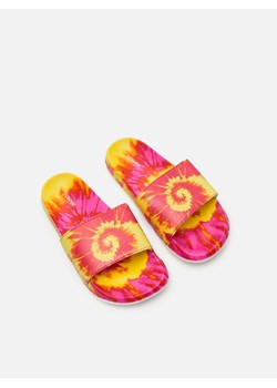 Cropp - Klapki z efektem tie dye - wielobarwny ze sklepu Cropp w kategorii Klapki damskie - zdjęcie 114126815