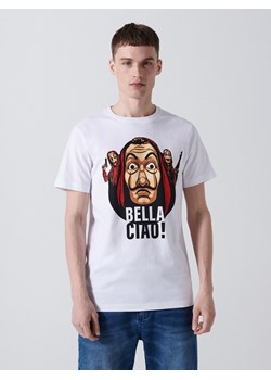 Cropp - Koszulka z nadrukiem La Casa de Papel - biały ze sklepu Cropp w kategorii T-shirty męskie - zdjęcie 114243187