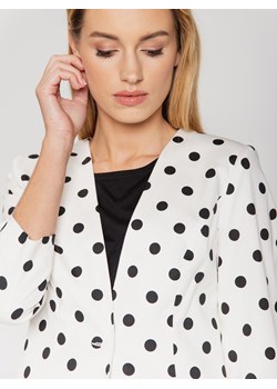 Biały krótki żakiet w grochy Bialcon ze sklepu Eye For Fashion w kategorii Marynarki damskie - zdjęcie 114252649