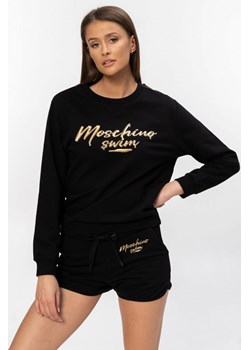 MOSCHINO SWIM - czarna bluza ze złotym logo ze sklepu outfit.pl w kategorii Bluzy damskie - zdjęcie 114714667