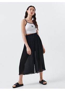 Cropp - Crop top z haftem - biały ze sklepu Cropp w kategorii Bluzki damskie - zdjęcie 114941726