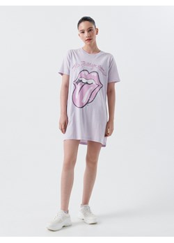 Cropp - T-shirtowa sukienka z nadrukiem The Rolling Stones - fioletowy ze sklepu Cropp w kategorii Sukienki - zdjęcie 115008669