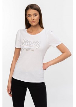 GUESS - biały t-shirt damski z satynowym logo ze sklepu outfit.pl w kategorii Bluzki damskie - zdjęcie 115155037