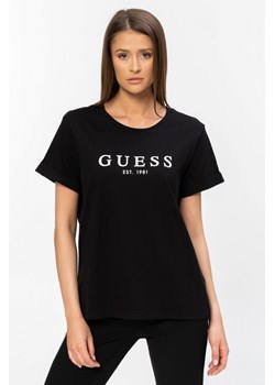 GUESS - czarny t-shirt damski z białym logo ze sklepu outfit.pl w kategorii Bluzki damskie - zdjęcie 115155038