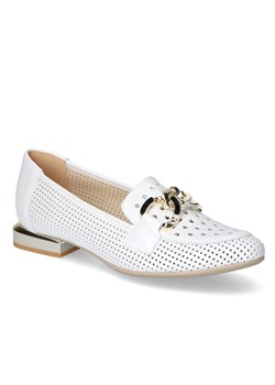 Półbuty Gamis białe lico na płaskim obcasie z łańcuchem ze sklepu Arturo-obuwie w kategorii Półbuty damskie - zdjęcie 116239115