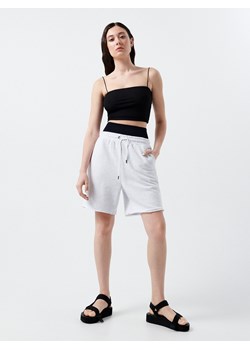 Cropp - Gładki crop top - czarny ze sklepu Cropp w kategorii Bluzki damskie - zdjęcie 117763105