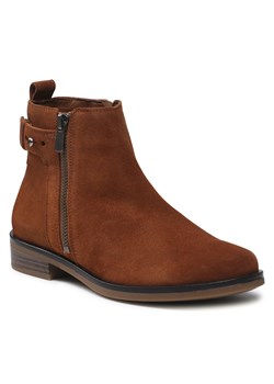 Botki CLARKS - Memi Lo 261616464 Dark Tan Suede ze sklepu eobuwie.pl w kategorii Botki - zdjęcie 119997326