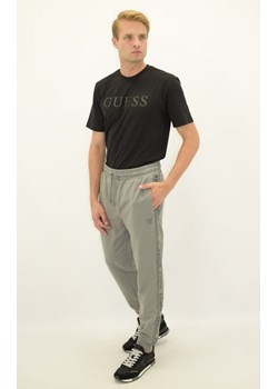 spodnie męskie dresowe guess u1ga11k6zs1 szare ze sklepu Royal Shop w kategorii Spodnie męskie - zdjęcie 120138699