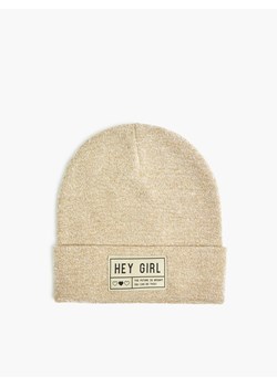 Cropp - Czapka beanie z naszywką - beżowy ze sklepu Cropp w kategorii Czapki zimowe damskie - zdjęcie 121289898