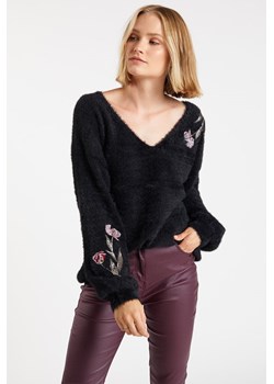 Sweter z motywem kwiatów ze sklepu MONNARI w kategorii Swetry damskie - zdjęcie 123061297