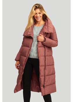 Długi pikowany płaszcz z asymetrycznym zapięciem, różowy ze sklepu Greenpoint.pl w kategorii Płaszcze damskie - zdjęcie 123524648