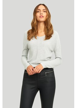 Sweter z połyskującą nitką i ozdobnym przeszyciem na plecach ze sklepu Greenpoint.pl w kategorii Swetry damskie - zdjęcie 123524748