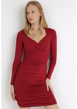 Sukienka Born2be czerwona mini z długim rękawem z wiskozy z dekoltem w serek 
